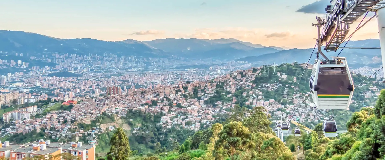 Metrocable Santo Domingo en Medellín: Ingeniería, Vistas y Cultura Local